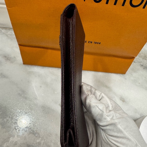 Louis Vuitton Pouch. - Picture 6 of 8